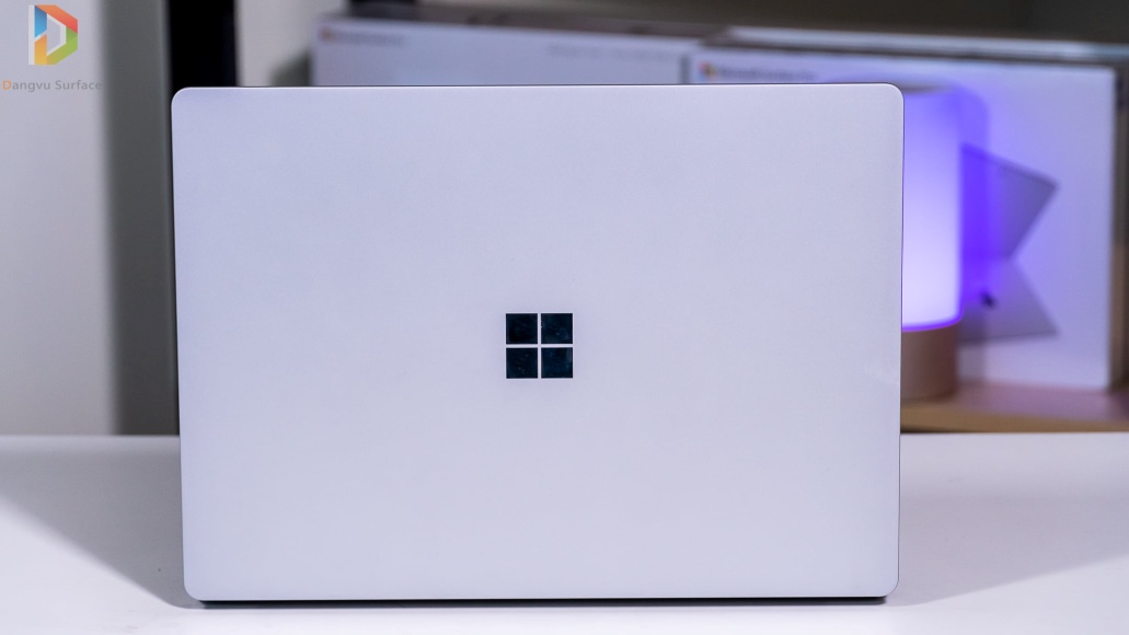 Vỏ máy của Surface Laptop 2 làm bằng kim loại