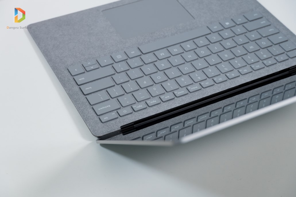 Bàn phím phủ vải alcantara của Surface Laptop 2017