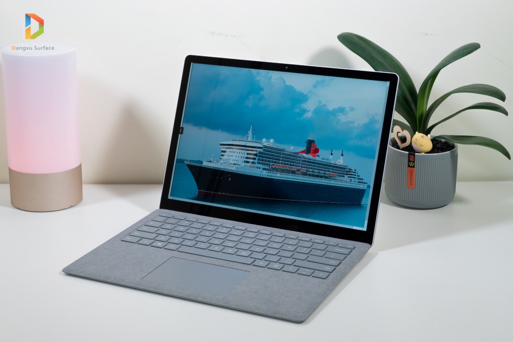 Thiết kế nguyên khối nhỏ gọn của Surface Laptop 2017