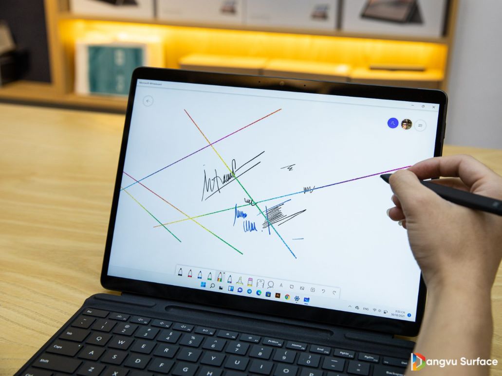 Pro 8 tương thích với bút Surface Pen