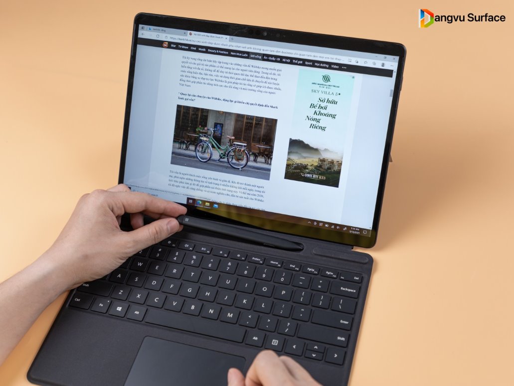 Khe chứa bút Surface Pen trên bàn phím Pro X