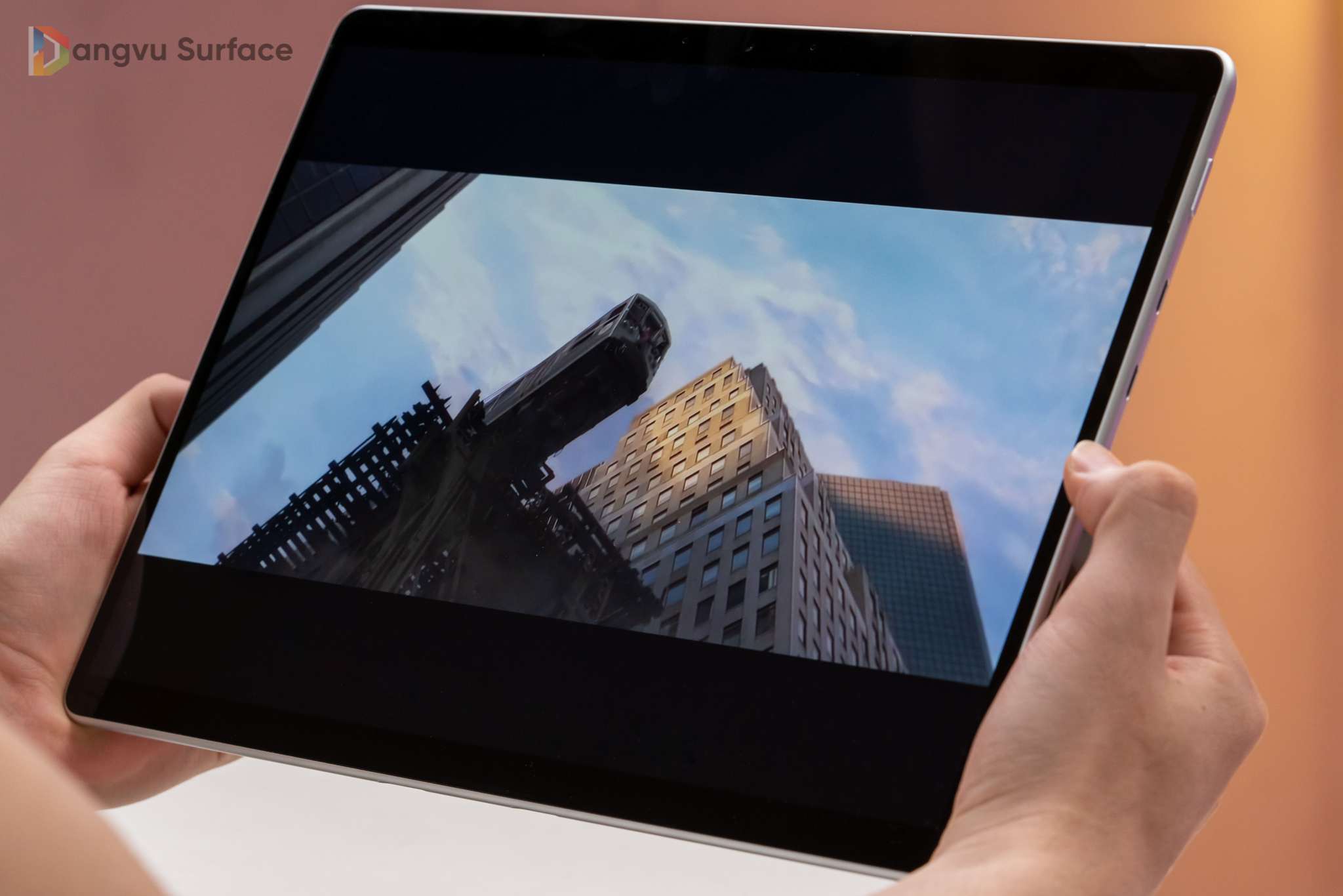 Surface Pro 8 cầm nắm dễ dàng