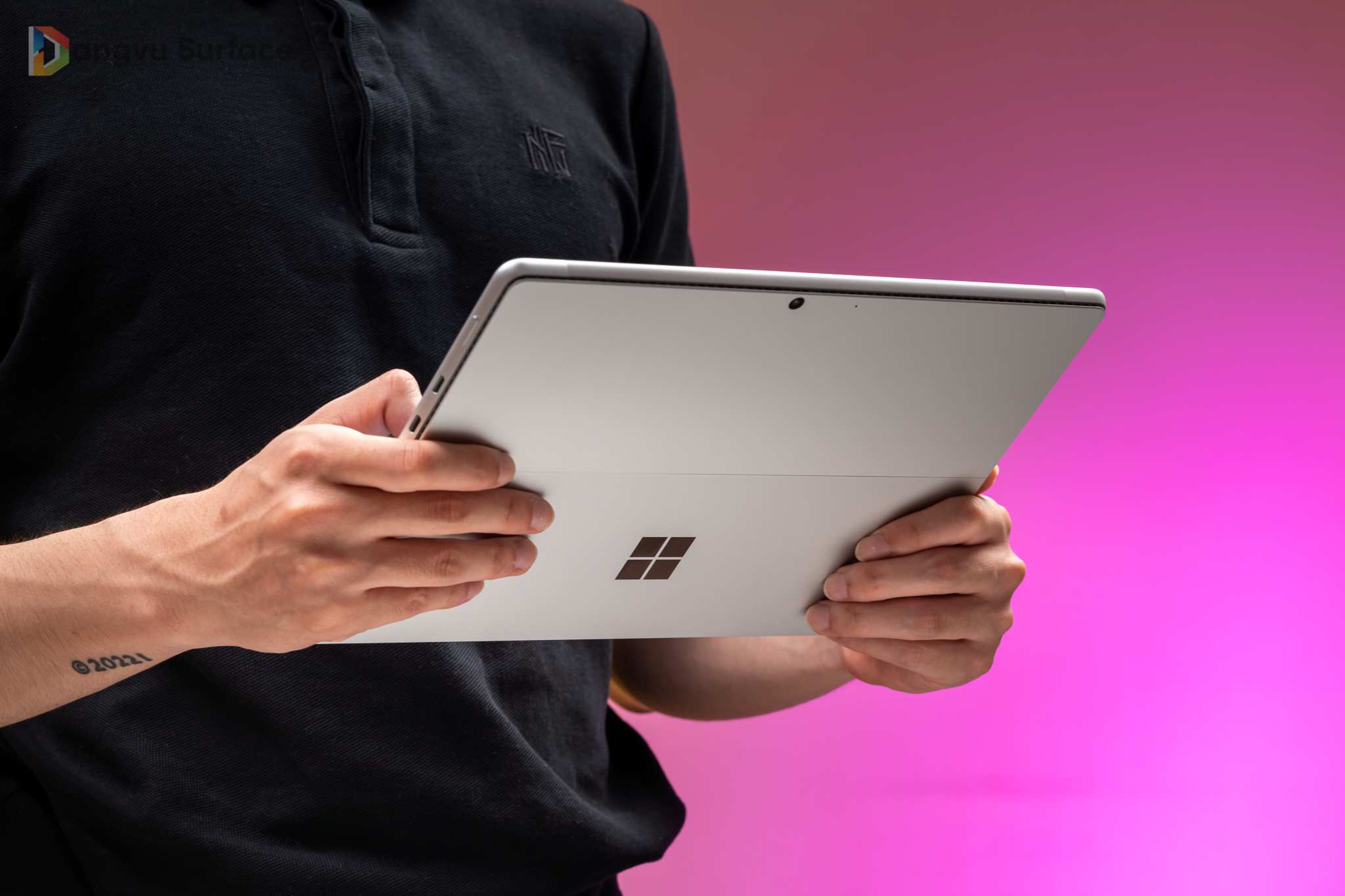 Cầm nắm dễ dàng, chắc chắn với Surface Pro 8