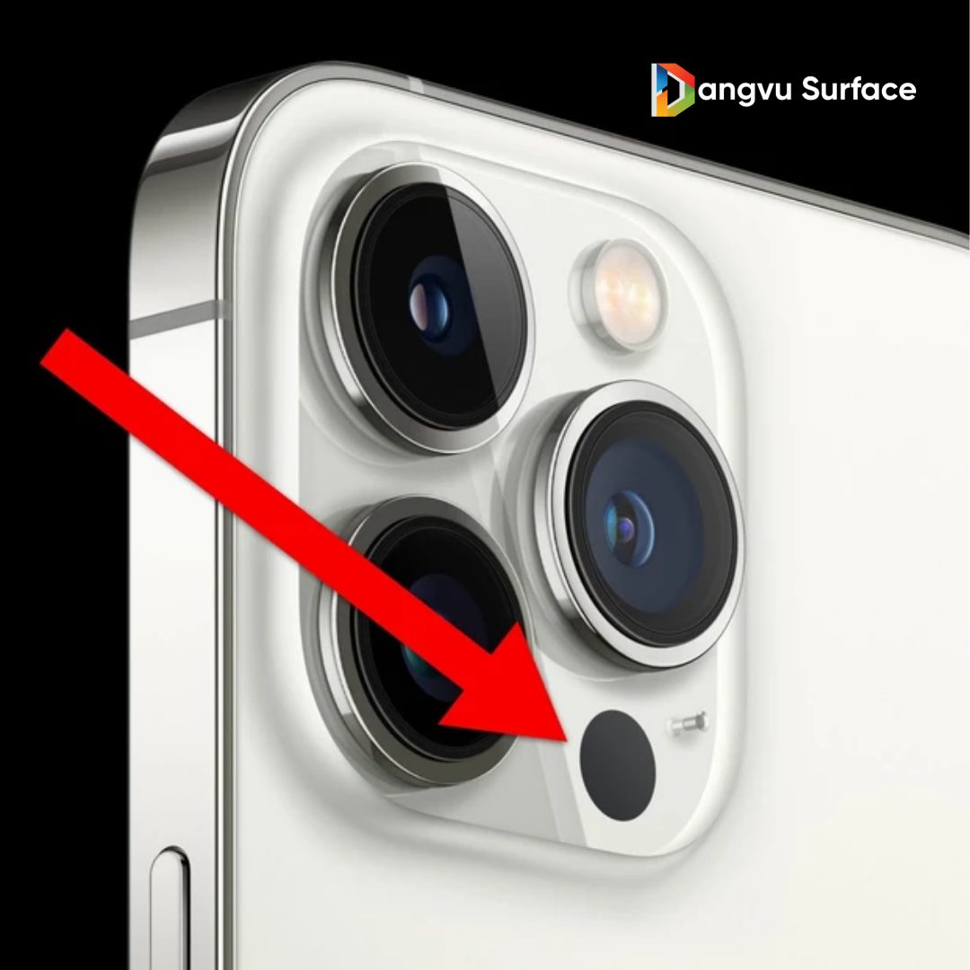 Bạn có biết chấm tròn cạnh camera sau của iPhone có tác dụng gì?